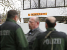 Polizisten vor der Albertville-Realschule.