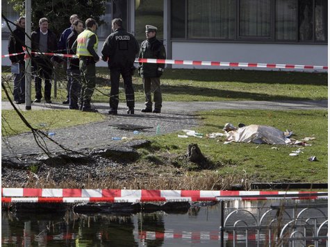 Die Leiche eines Opfers des Amokl&auml;ufers liegt auf dem Gel&auml;nde neben der Schule.
