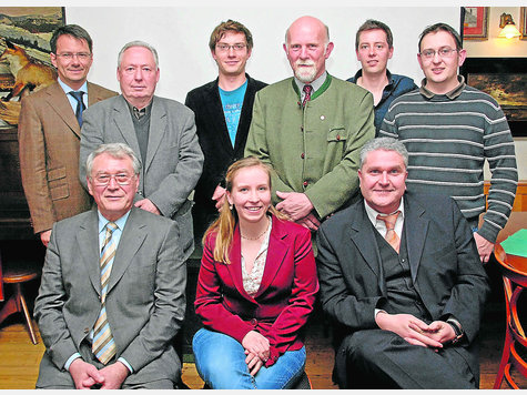 Nach den Neuwahlen der Grafrather CSU: (sitzend v.l.) Vorsitzender Gerd Schönbuchner, JU-Chefin Lucia Graf, stellvertretender CSU-Ortschef Gerald Kurz, (stehend v.l.) Landrat Karmasin, Schriftführer Peter Pfeiffer, die Beisitzer Kilian Volz, Norbert Stöppel, Max Riepl-Bauer und Benedikt Fischer. Foto: voxbrunner Nach den Neuwahlen der Grafrather CSU: (sitzend v.l.) Vorsitzender Gerd Schönbuchner, JU-Chefin Lucia Graf, stellvertretender CSU-Ortschef Gerald Kurz, (stehend v.l.) Landrat Karmasin, Schriftführer Peter Pfeiffer, die Beisitzer Kilian Volz, Norbert Stöppel, Max Riepl-Bauer und Benedikt Fischer. Foto: voxbrunner