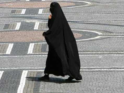 1000834644-burka-polizei-passanten.9.jpg