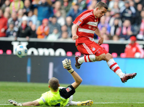 Willkommen und Abschied: Podolski (l.) verlässt die Bayern im Sommer... Willkommen und Abschied: Podolski (l.) verlässt die Bayern im Sommer...