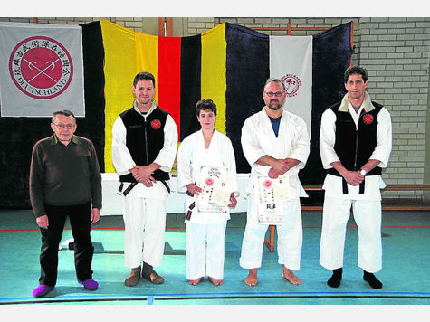 Starke Karrieren im Karate (von links): Josef Schäfer (Prüfer), Enzio Harpaintner (4. Dan, Prüfer und Chefinstruktor Deutschland für Kobudo), Silvia Lohmeier (Prüfling 1. Dan), W. Pohl (1. Dan) und Prüfer J. Buchwald. Starke Karrieren im Karate (von links): Josef Schäfer (Prüfer), Enzio Harpaintner (4. Dan, Prüfer und Chefinstruktor Deutschland für Kobudo), Silvia Lohmeier (Prüfling 1. Dan), W. Pohl (1. Dan) und Prüfer J. Buchwald.