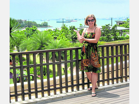 In typisch asiatischer Pose: Susanne Wallenöffer vor dem Hafen von Singapur, einem der größten der Welt. Foto: Richter In typisch asiatischer Pose: Susanne Wallenöffer vor dem Hafen von Singapur, einem der größten der Welt. Foto: Richter