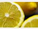 Alle Zitrusfr&uuml;chte bieten reichlich Vitamin C. Ihre Bioaktivsatoffe sch&uuml;tzen vor freien Radikalen, k&ouml;nnen das Krebsrisiko vermindern und verlangsamen das Altern. Zitronensaft st&auml;rkt zudem Haare und N&auml;gel