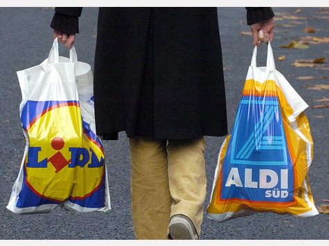 Momentan schleppen weniger Menschen Aldi- oder Lidl-Einkaufstüten nach Hause. Momentan schleppen weniger Menschen Aldi- oder Lidl-Einkaufstüten nach Hause.