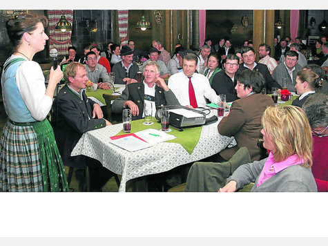 Großes Interesse: Kreisbäuerin Christine Singer (l.) sprach vor rund 120 Interessierten. Darunter waren (am Tisch v. l.) Referent Christoph Fischer, Bauern-Kreisobmann Nikolaus Onnich, Landrat Harald Kühn, Stephan Palkowitsch (MR) und Anton Speer (Schaukäserei Ettal). Auf der anderen Tischseite sitzt Vize-Kreisbäuerin Elisabeth Krötz (l.). Foto: roy Großes Interesse: Kreisbäuerin Christine Singer (l.) sprach vor rund 120 Interessierten. Darunter waren (am Tisch v. l.) Referent Christoph Fischer, Bauern-Kreisobmann Nikolaus Onnich, Landrat Harald Kühn, Stephan Palkowitsch (MR) und Anton Speer (Schaukäserei Ettal). Auf der anderen Tischseite sitzt Vize-Kreisbäuerin Elisabeth Krötz (l.). Foto: roy