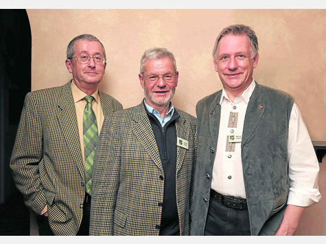 Der neue Vorstand des Gartenbauvereins (v.li.): Schriftf&uuml;hrer Gerhard Pfeffer, Vorsitzender Helmut Seibert sowie 2. Vorstand und Kassier Helmut Schmidbartl. Foto: J&uuml;rgen sauer