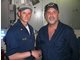 Richard Phillips (rechts) mit Lt. Cmdr. David Fowler, Offizier an Bord der USS Bainbridge.