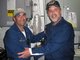 Kapit&auml;n Richard Phillips (rechts) mit Frank Castellano (Kommandant der an der Befreiungsaktion beteiligten &bdquo;USS Bainbridge").