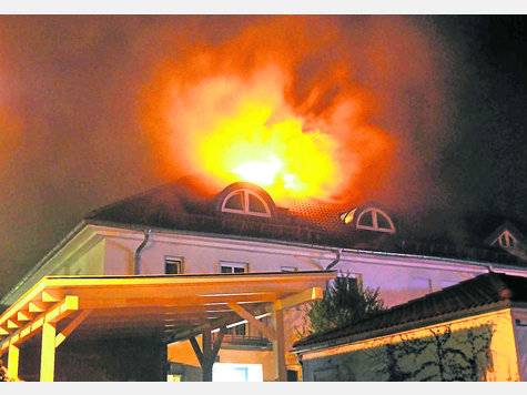 Lichterloh schlagen die Flammen aus dem Dachstuhl des Hauses.