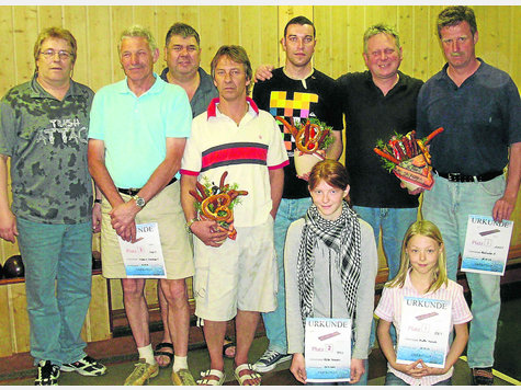 Die Sieger der ersten Jakkolo-Meisterschaft: Von links: Erich Müller (1.Vorstand), Franz Haslinger, Manfred Zettl, Karl Klapper, Daniel Eierkuchen, Norbert Zettl (2. Vorstand), Alois Kindseder Unten: Michaela und Manuela Müller. Foto: kn Die Sieger der ersten Jakkolo-Meisterschaft: Von links: Erich Müller (1.Vorstand), Franz Haslinger, Manfred Zettl, Karl Klapper, Daniel Eierkuchen, Norbert Zettl (2. Vorstand), Alois Kindseder Unten: Michaela und Manuela Müller. Foto: kn