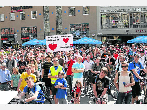 Nicht in die Berge, sondern in die M&uuml;nchner Innenstadt trieb eine Demo die Moutainbiker. Foto: sal