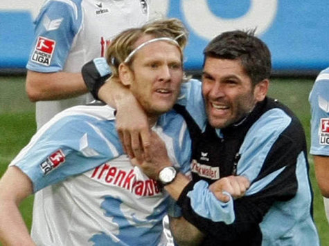 Helfer in der Not: Mit seinem späten Ausgleichstor gegen Rostock hat sich Sascha Rösler viele Freunde bei den Löwen gemacht – auch Trainer Wolf (r.) zählt dazu. Helfer in der Not: Mit seinem späten Ausgleichstor gegen Rostock hat sich Sascha Rösler viele Freunde bei den Löwen gemacht – auch Trainer Wolf (r.) zählt dazu.