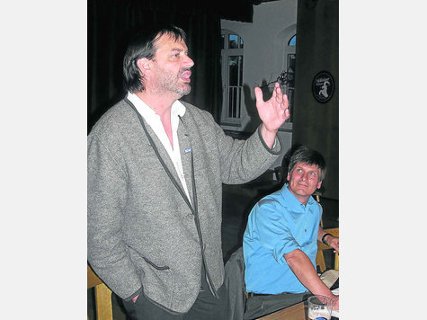 „Wir werden weiterkämpfen.“ Sepp Daxenberger (l.) will Anhängern der Grünen Gentechnik weiter die Stirn zeigen. Michael Stanglmaier scheint’s zu freuen. foto: leitner „Wir werden weiterkämpfen.“ Sepp Daxenberger (l.) will Anhängern der Grünen Gentechnik weiter die Stirn zeigen. Michael Stanglmaier scheint’s zu freuen. foto: leitner