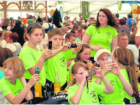High-Tech-Offensive der Tanzgruppe Teenies: Sie hielten den Anstich auf ihren Foto-Handys fest. High-Tech-Offensive der Tanzgruppe Teenies: Sie hielten den Anstich auf ihren Foto-Handys fest.
