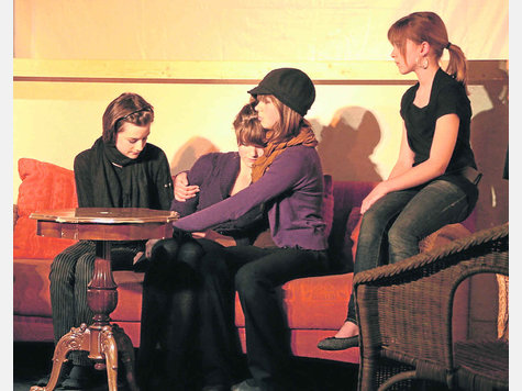 Einen harten Schicksalsschlag, n&auml;mlich den Tod ihres Freundes hat Lisanne (Elisa Schmitt, zweite von links) zu verkraften. Ihre Freundinnen Franziska (Lucia Flaig, links), Nadine (Sofie Demmler, zweite von rechts) und Alina (Gianina Wintersberger, rechts) stehen ihr in den schweren Stunden bei. foto: uf