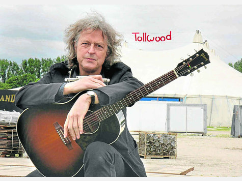 „Wir mögen’s gemütlich“: Wolfgang Niedecken von der Band „Bap“ vor seiner Wirkungsstätte auf dem Tollwood. Bodmer „Wir mögen’s gemütlich“: Wolfgang Niedecken von der Band „Bap“ vor seiner Wirkungsstätte auf dem Tollwood. Bodmer