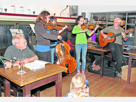 Buchpr&auml;sentation mit Musik (v.l.): Toni Drexler wird unterst&uuml;tzt von Sarah, Jonas, Tabea und Hans Well. Foto: Voxbrunner