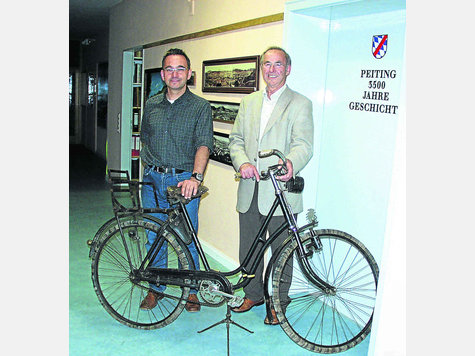 Eine besondere Rarit&auml;t pr&auml;sentieren Herbert Wintersohl (links) und Franz Bleichner: ein Fahrrad, dessen Schl&auml;uche aus alten Lkw-Reifen gebastelt wurden. Foto: bs