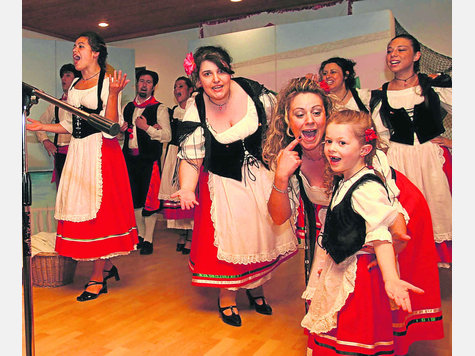Lebensfroh, munter und bunt: So feierte ACLI Karlsfeld seinen Geburtstag. foto: hab