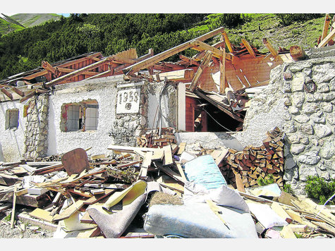 Ein Ruienfeld: Die Lawine hat an der Rotmoosalm-Hütte im Februar ganze Arbeit verrichtet. Foto: hässler Ein Ruienfeld: Die Lawine hat an der Rotmoosalm-Hütte im Februar ganze Arbeit verrichtet. Foto: hässler