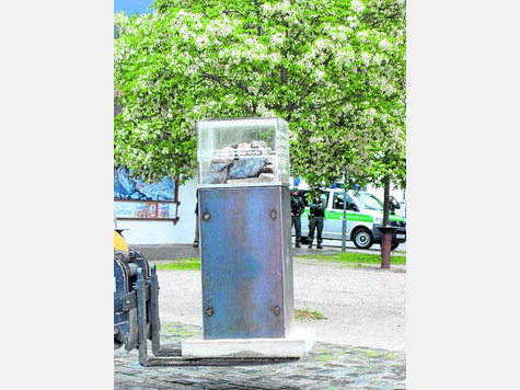 Das Mahnmal wurde am 4. Juni vom Mittenwalder Bahnhofsplatz abtransportiert. Seither wird es an einem geheimen Ort aufbewahrt. Foto: fkn Das Mahnmal wurde am 4. Juni vom Mittenwalder Bahnhofsplatz abtransportiert. Seither wird es an einem geheimen Ort aufbewahrt. Foto: fkn