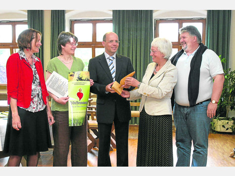 Einen hölzernen Maiskolben übergab Landrat Dr. Friedrich Zeller an die Landtagsabgeordnete Renate Dodell. Mit auf dem Foto (von links): Manuela Vanni, Dr. Brigitte Honold und Helmut Böhm. Foto: gie Einen hölzernen Maiskolben übergab Landrat Dr. Friedrich Zeller an die Landtagsabgeordnete Renate Dodell. Mit auf dem Foto (von links): Manuela Vanni, Dr. Brigitte Honold und Helmut Böhm. Foto: gie