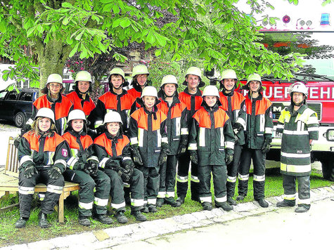 Eine Novität in der nahezu 140-jährigen Geschichte der Ortsfeuerwehr von Arget. Mit Caroline Fesl und Regina Aichler (vorn, v.l.) ist nun erstmals das weibliche Geschlecht in die bisherige „Männerdomäne“ eingedrungen. Die aber immer noch vorhandene „Übermacht“ der Buben kann die beiden Mädel nicht schrecken. Foto: hb Eine Novität in der nahezu 140-jährigen Geschichte der Ortsfeuerwehr von Arget. Mit Caroline Fesl und Regina Aichler (vorn, v.l.) ist nun erstmals das weibliche Geschlecht in die bisherige „Männerdomäne“ eingedrungen. Die aber immer noch vorhandene „Übermacht“ der Buben kann die beiden Mädel nicht schrecken. Foto: hb