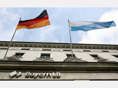 Seit ihrer Gründung 1972 ist die Bayerische Landesbank (hier die Zentrale in München) vor allem an einem Ziel orientiert: Profit. So wollten es beide Eigentümer – Freistaat und Sparkassen – stets. Doch mit dem Wegfall der Staatsgarantien hat das Institut seine Geschäftsgrundlage verloren. Die neue Ausrichtung sieht unter anderem den Abbau tausender Arbeitsplätze vor. Seit ihrer Gründung 1972 ist die Bayerische Landesbank (hier die Zentrale in München) vor allem an einem Ziel orientiert: Profit. So wollten es beide Eigentümer – Freistaat und Sparkassen – stets. Doch mit dem Wegfall der Staatsgarantien hat das Institut seine Geschäftsgrundlage verloren. Die neue Ausrichtung sieht unter anderem den Abbau tausender Arbeitsplätze vor.