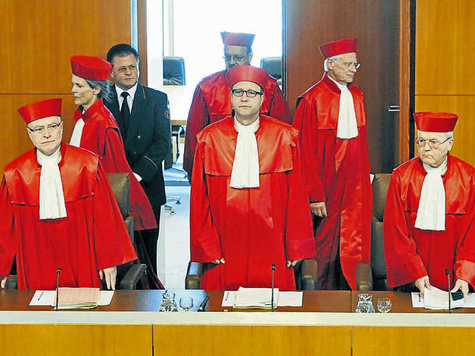 Wegweisendes Urteil: der Zweite Senat des Bundesverfassungsgerichts vor der Verkündung der Entscheidung zum Lissabonner Vertrag. Wegweisendes Urteil: der Zweite Senat des Bundesverfassungsgerichts vor der Verkündung der Entscheidung zum Lissabonner Vertrag.