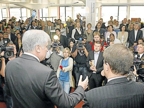 Medienwirksame Rettung: Ministerpräsident Horst Seehofer vergangene Woche vor Quelle-Mitarbeitern in Nürnberg. Medienwirksame Rettung: Ministerpräsident Horst Seehofer vergangene Woche vor Quelle-Mitarbeitern in Nürnberg.