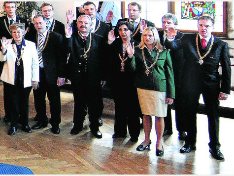 Eklat: Bei seiner Vereidigung hob Richter (ganz rechts) seine Hand schräg zum Schwur – für Viele ein klarer Hitlergruß. haag Eklat: Bei seiner Vereidigung hob Richter (ganz rechts) seine Hand schräg zum Schwur – für Viele ein klarer Hitlergruß. haag