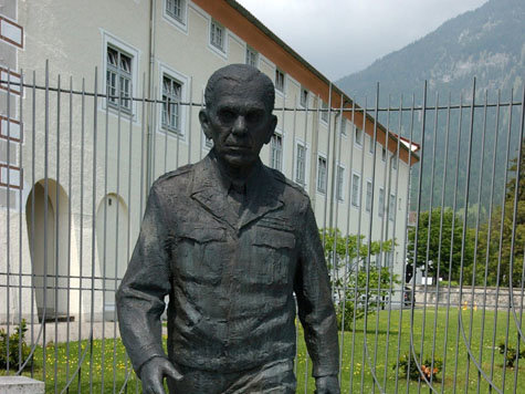 Das Denkmal f&uuml;r George C. Marshall&nbsp; vor dem nach ihm benannten Europ&auml;ischen Institut f&uuml;r sicherheitspolitische Studien, dem George C. Marshall-Center , in Garmisch-Partenkirchen.