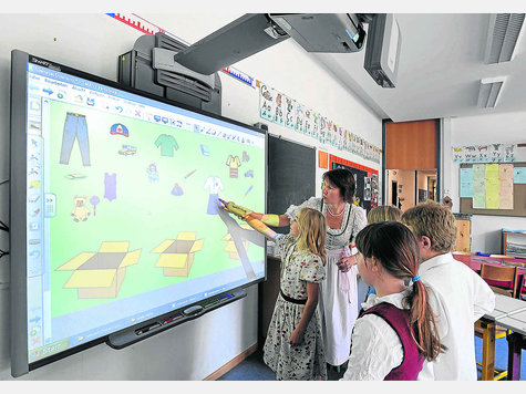 Wissen zum Anfassen: Gemeinsam mit Lehrerin Judith Rupp entdeckten Franziska, Madeline, Maximilian und Sandra die Geheimnisse des visuellen Lernens. Foto: Hans Lippert Wissen zum Anfassen: Gemeinsam mit Lehrerin Judith Rupp entdeckten Franziska, Madeline, Maximilian und Sandra die Geheimnisse des visuellen Lernens. Foto: Hans Lippert