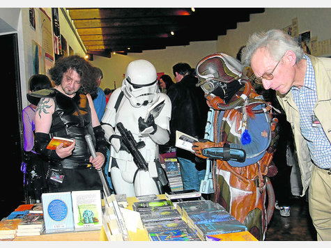Eingefleischte Science-Fiction-Fans beim Stöbern im Garchinger Bürgerhaus. Foto: Gefö Eingefleischte Science-Fiction-Fans beim Stöbern im Garchinger Bürgerhaus. Foto: Gefö