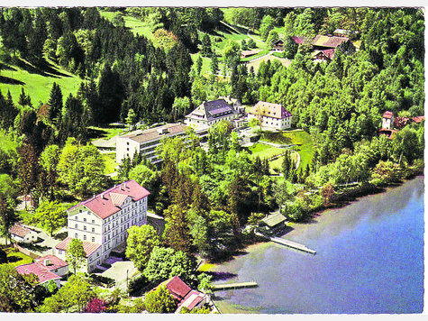 Auf dieser historischen Aufnahme ist das einstige Murnauer Stahlbad am Staffelsee links unten zu sehen. Das Geb&auml;ude brannte 1976 komplett ab. Foto: Menschen helfen