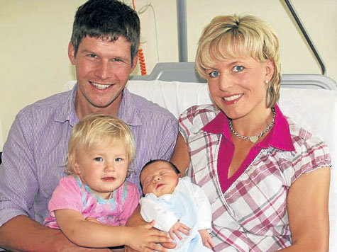 Gl&uuml;cklich zu viert: Die ehemalige Weltklasse-Skirennl&auml;uferin Martina Ertl-Renz mit dem 47 Zentimeter gro&szlig;en Luis, der zweij&auml;hrigen Tochter Romy-Sophia und ihrem 34-j&auml;hrigen Mann Sven Renz.