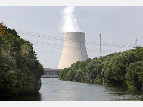 Ein K&uuml;hlturm der Atomkraftwerke Isar 1 und 2.