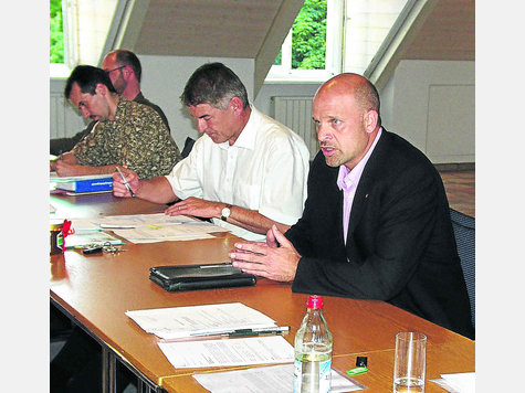 Stephan Hild (rechts), Diplom-Ingenieur für Geotechnik, informiert den Gemeinderat über die aktuelle Situation in Mauerstetten. Neben ihm Bürgermeister Michael Asam und Geschäftsleiter Stefan Kort. Foto: bz Stephan Hild (rechts), Diplom-Ingenieur für Geotechnik, informiert den Gemeinderat über die aktuelle Situation in Mauerstetten. Neben ihm Bürgermeister Michael Asam und Geschäftsleiter Stefan Kort. Foto: bz