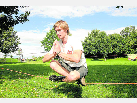 Darf’s ein wenig Gymnastik oder Yoga auf der Slackline sein? Das und auch einen Rückwärtssalto hat Lukas Irmler aus Freising in seinem Repertoire. Foto: Kiener Darf’s ein wenig Gymnastik oder Yoga auf der Slackline sein? Das und auch einen Rückwärtssalto hat Lukas Irmler aus Freising in seinem Repertoire. Foto: Kiener