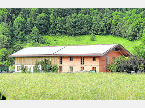 Eine Dachh&auml;lfte auf dem Rottacher Einfamilienhaus ist komplett mit Solarkollektoren belegt. foto: Leder