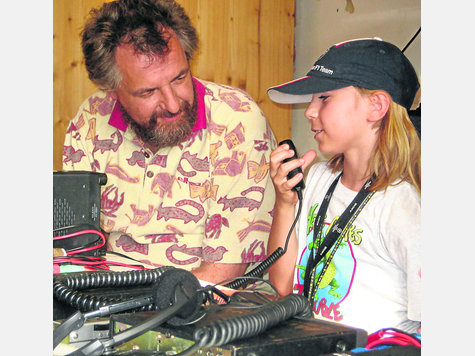 Das ist spannend: Markus Boehm erkl&auml;rt dem neunj&auml;hrigen Adrian die Funkanlage. Foto: se