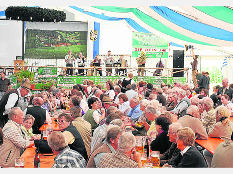 Wo am Wochenende die Trachtler feierten, dorthin lud das Aktionsbündnis „Zivilcourage“ zum Infoabend über die Agro-Gentechnik ein: ins Festzelt in Agatharied. foto: plettenberg Wo am Wochenende die Trachtler feierten, dorthin lud das Aktionsbündnis „Zivilcourage“ zum Infoabend über die Agro-Gentechnik ein: ins Festzelt in Agatharied. foto: plettenberg