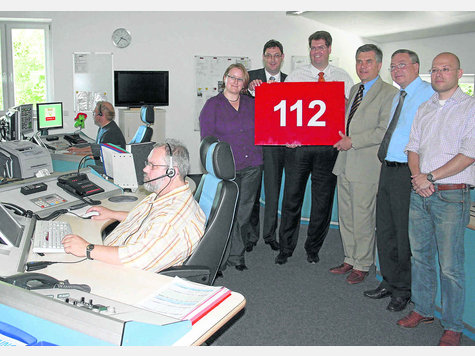 In Notf&auml;llen gilt jetzt einheitlich die 112. Die Integrierte Leitstelle im Volllastbetrieb besuchten (v. l.): Christine Pettinger vom Zweckverband f&uuml;r Rettungswesen und Feuerwehralarmierung (ZRF), die Landr&auml;te Martin Bayerstorfer, Michael Schwaiger und Gottlieb Fauth, ILS-Chef Matthias Wolf und ZRF-Vize Dominique Freitag. Foto: ham