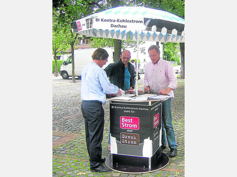 Sammeln: Emmo Frey, Michael Eisenmann und Heinz Schmeisser (v.l.). Foto: kn Sammeln: Emmo Frey, Michael Eisenmann und Heinz Schmeisser (v.l.). Foto: kn