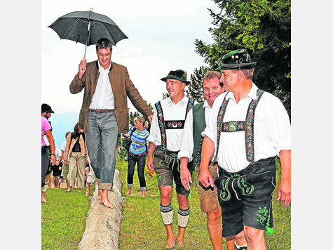 Barfuß im Regen: Gesundheitsminister Markus Söder (v. l.) mit Mittenwalds Bürgermeister Adolf Hornsteiner, CSU-Landtagsabgeordneten Martin Bachhuber und Vize-Landrat Anton Speer. Foto: Tomaschek Barfuß im Regen: Gesundheitsminister Markus Söder (v. l.) mit Mittenwalds Bürgermeister Adolf Hornsteiner, CSU-Landtagsabgeordneten Martin Bachhuber und Vize-Landrat Anton Speer. Foto: Tomaschek