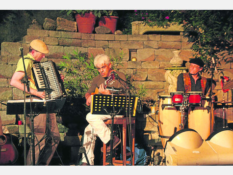 Vacilon verspr&uuml;hte Sommerlaune und weckte Fernweh mit seinen Kl&auml;ngen, von links: J&uuml;rgen Zarusky, Mauricio Cesena und Hermann Ehrlich. Nicht auf dem Foto: Yohannes Negussy und Dieter Schafflik. Foto: SCH