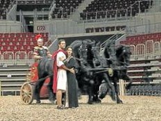 © Art ConcertsBen Hur mit seiner Esther: Sebastian Thrun und Lili Gesler vor einem von fünf Gespannen fürs Wagenrennen