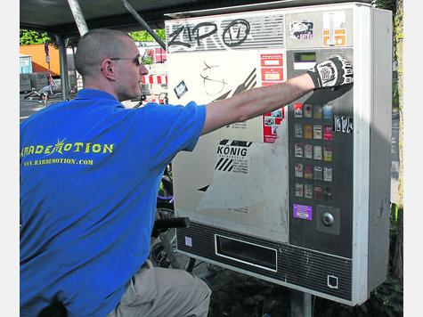 Corpus delicti: An diesem Automaten konnten Kinder über Wochen hinweg Zigaretten ziehen. Der Jugendschutzmechanismus war einfach außer Kraft gesetzt worden. Foto: ham Corpus delicti: An diesem Automaten konnten Kinder über Wochen hinweg Zigaretten ziehen. Der Jugendschutzmechanismus war einfach außer Kraft gesetzt worden. Foto: ham