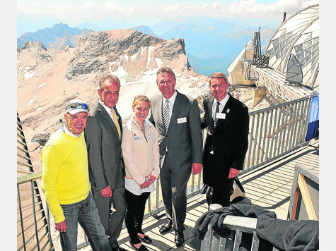 Sonnige Aussichten: (v. l.) Christian Neureuther, Peter M. Endres, Miriam G&ouml;ssner, Staatskanzlei-Chef Siegfried Schneider und Thomas Schmid auf der Zugspitze. Foto: Kornatz